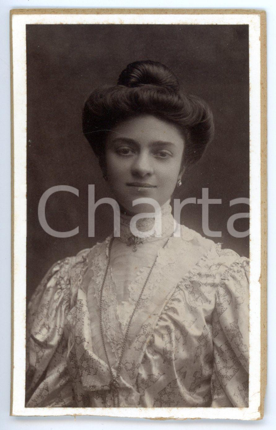 Fotografia d epoca originale 1905 ca TORINO Giovane donna con acconciatura raccolta Foto BERTIERI  CDV 1