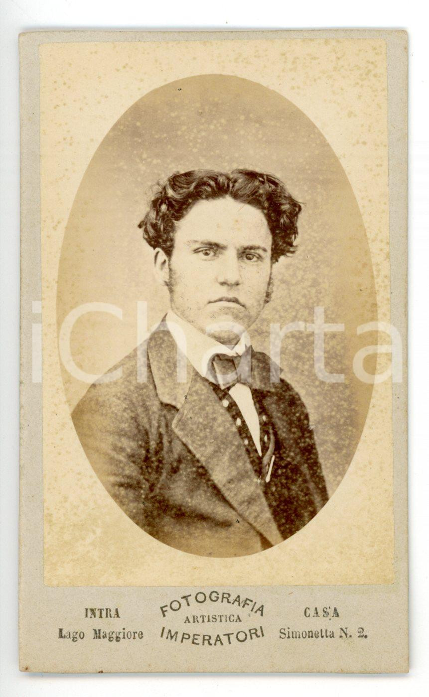 Fotografia d epoca originale 1880 ca VERBANIA  INTRA Giovane uomo con cravattino scuro Foto IMPERATORI CDV 1