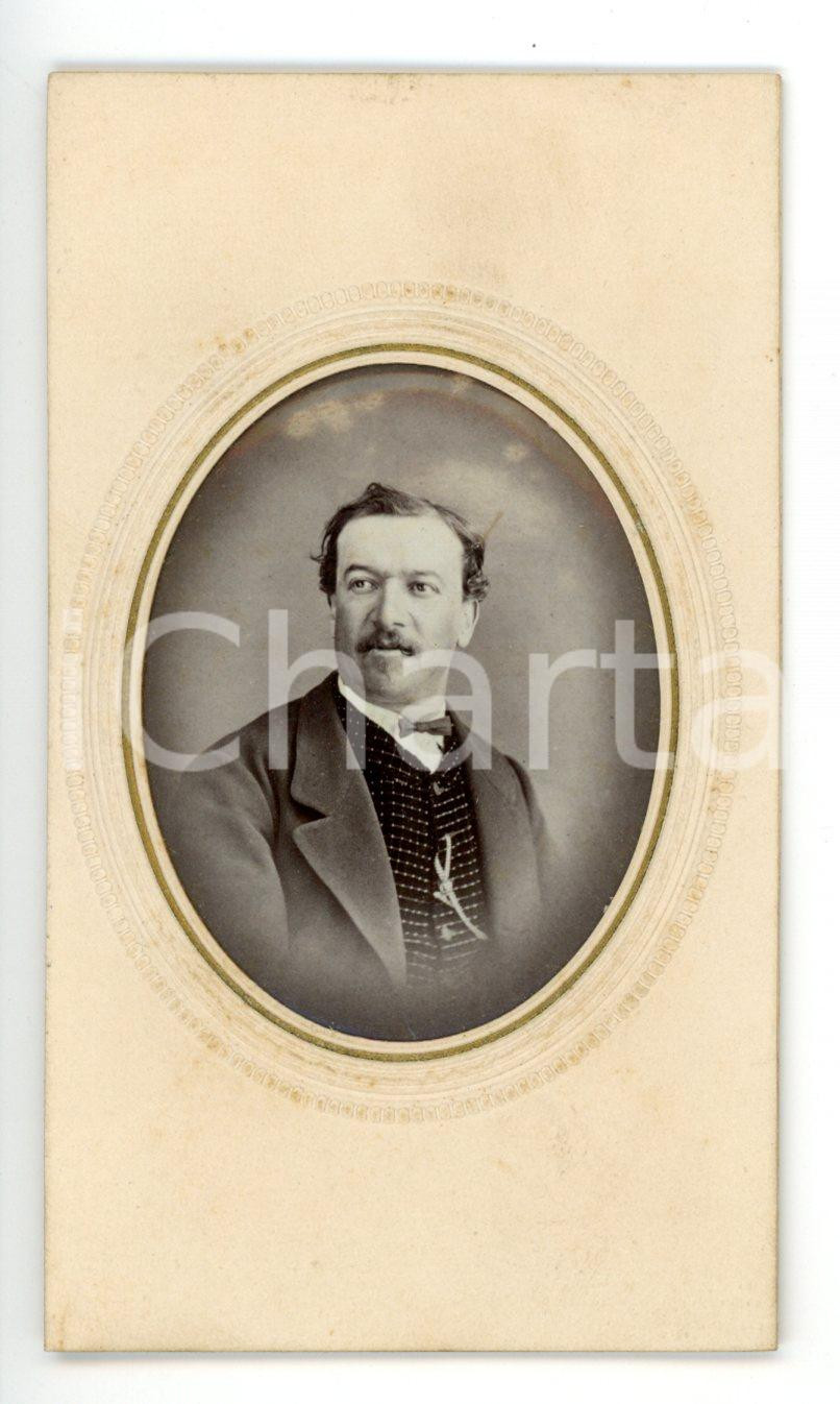 Fotografia d epoca originale 1870 ca NOVARA Ritratto maschile in abito scuro Foto Pasquale BOSSI  CDV 1