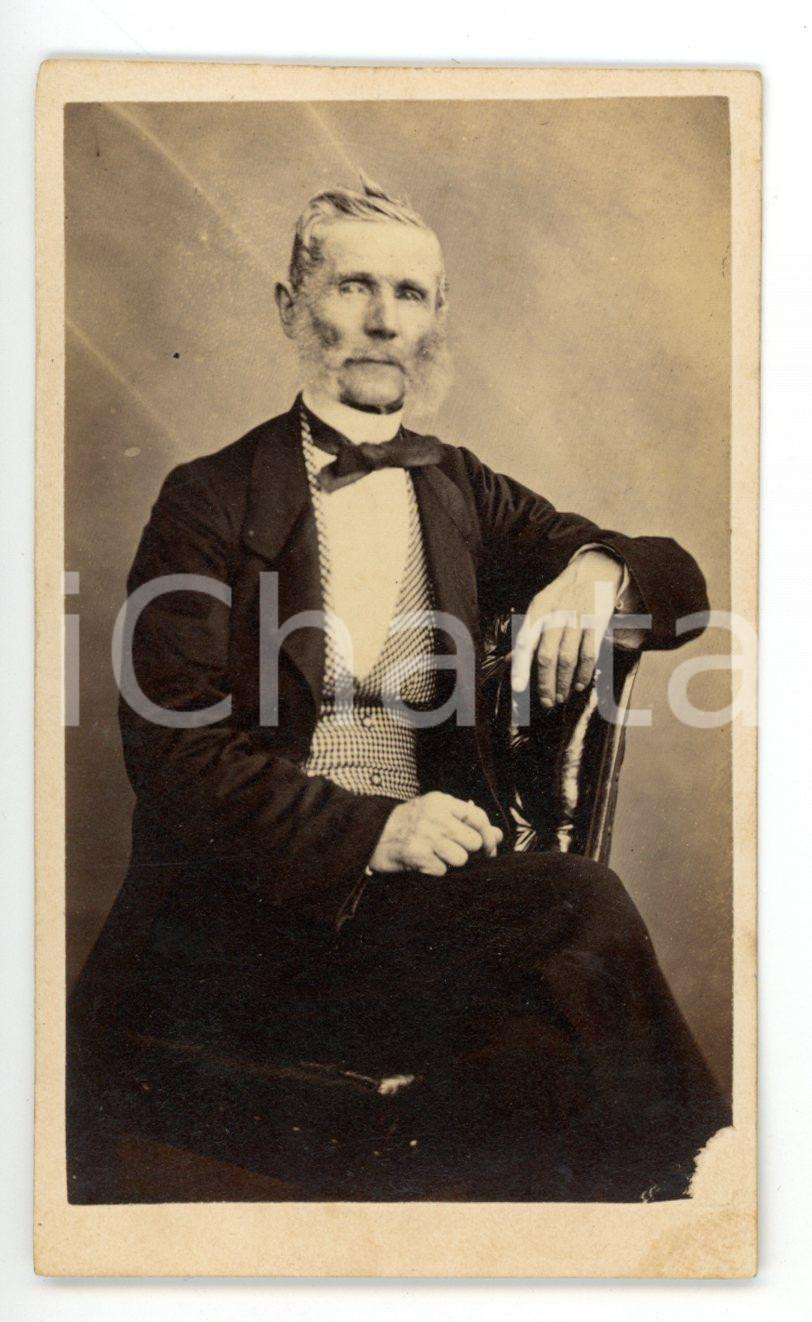 Fotografia d epoca originale 1870 ca SALUZZO CN Ritratto maschile con panciotto a quadretti Foto MARINONI 1