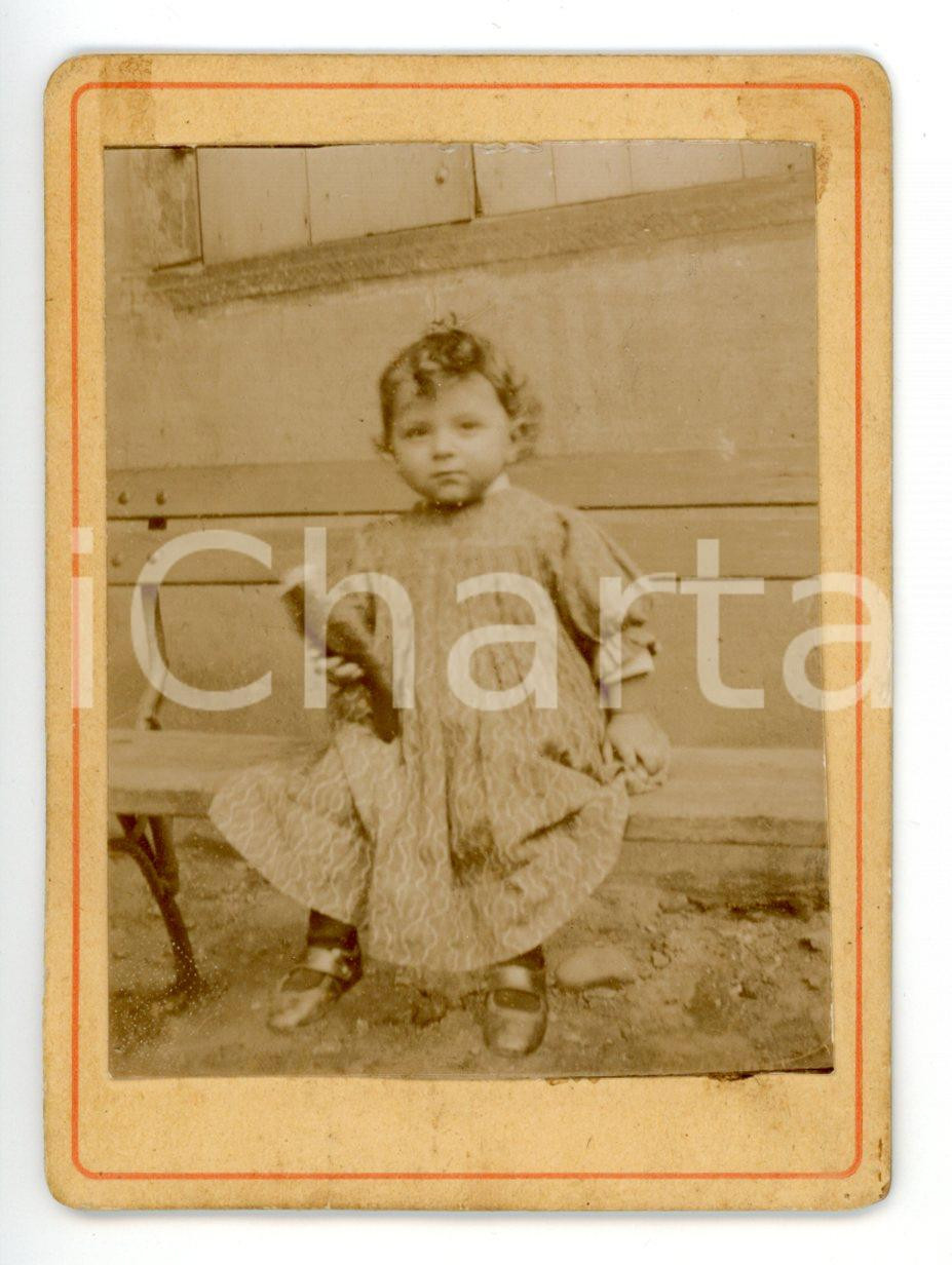 Fotografia d epoca originale 1880 ca ITALIA COSTUME Ritratto di bambina con tozzo di pane Fotografia CDV 1