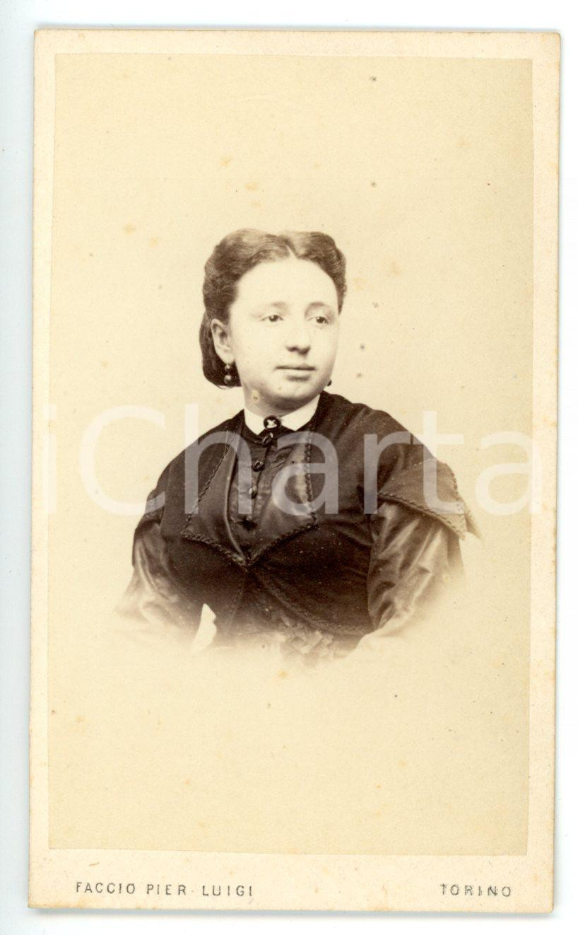 Fotografia d epoca originale 1870 ca TORINO Ritratto di donna in abito scuro Foto Pier Luigi Faccio  CDV 1