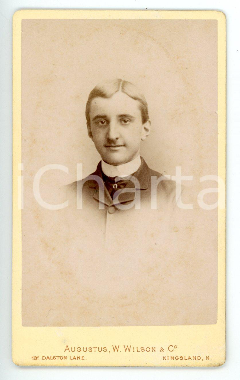 Fotografia d epoca originale 1880 KINGSLAND Ritratto di giovane uomo in abito scuro Foto WILSON  CDV 1