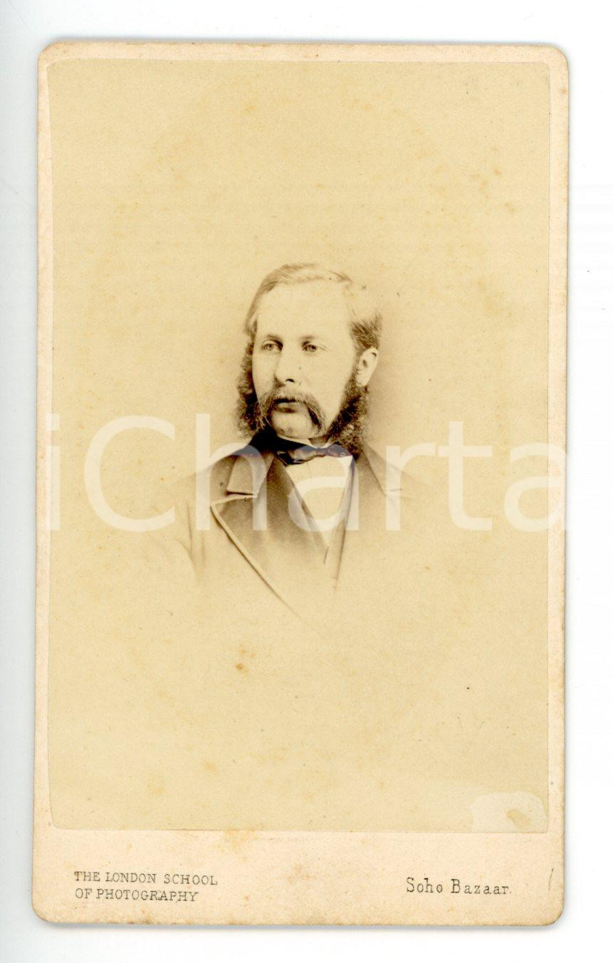 Fotografia d epoca originale 1870 ca LONDON  SOHO Ritratto maschile con cravattino scuro Fotografia CDV 1