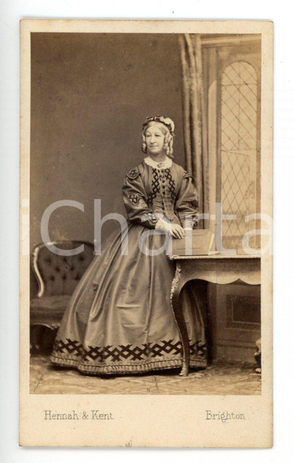 1870 ca BRIGHTON Ritratto di donna con un libro *Fotografia HENNAH & KENT - CDV
