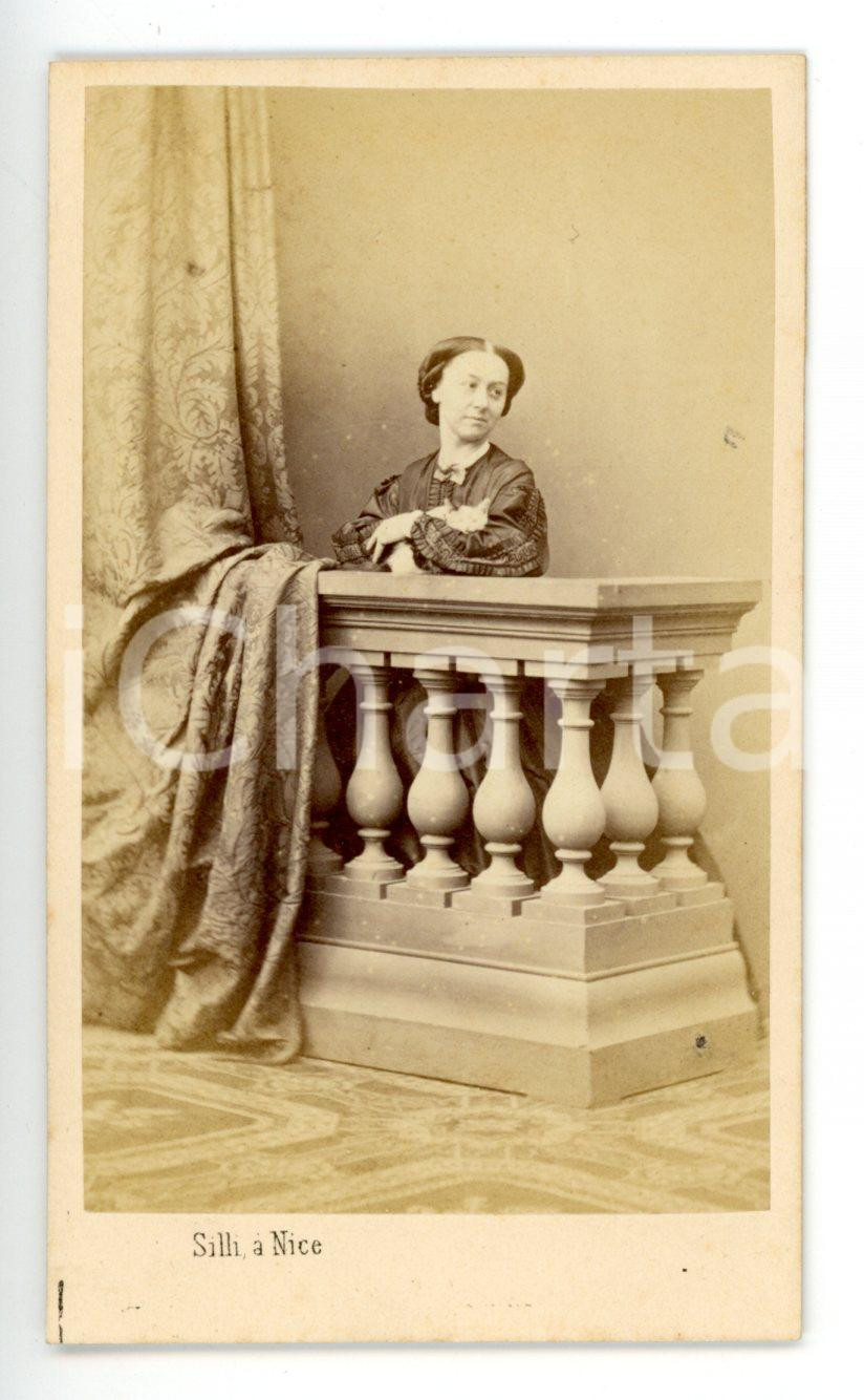 Fotografia d epoca originale 1870 ca NICE F Ritratto di donna con gatto tra le braccia Foto SILLI  CDV 1