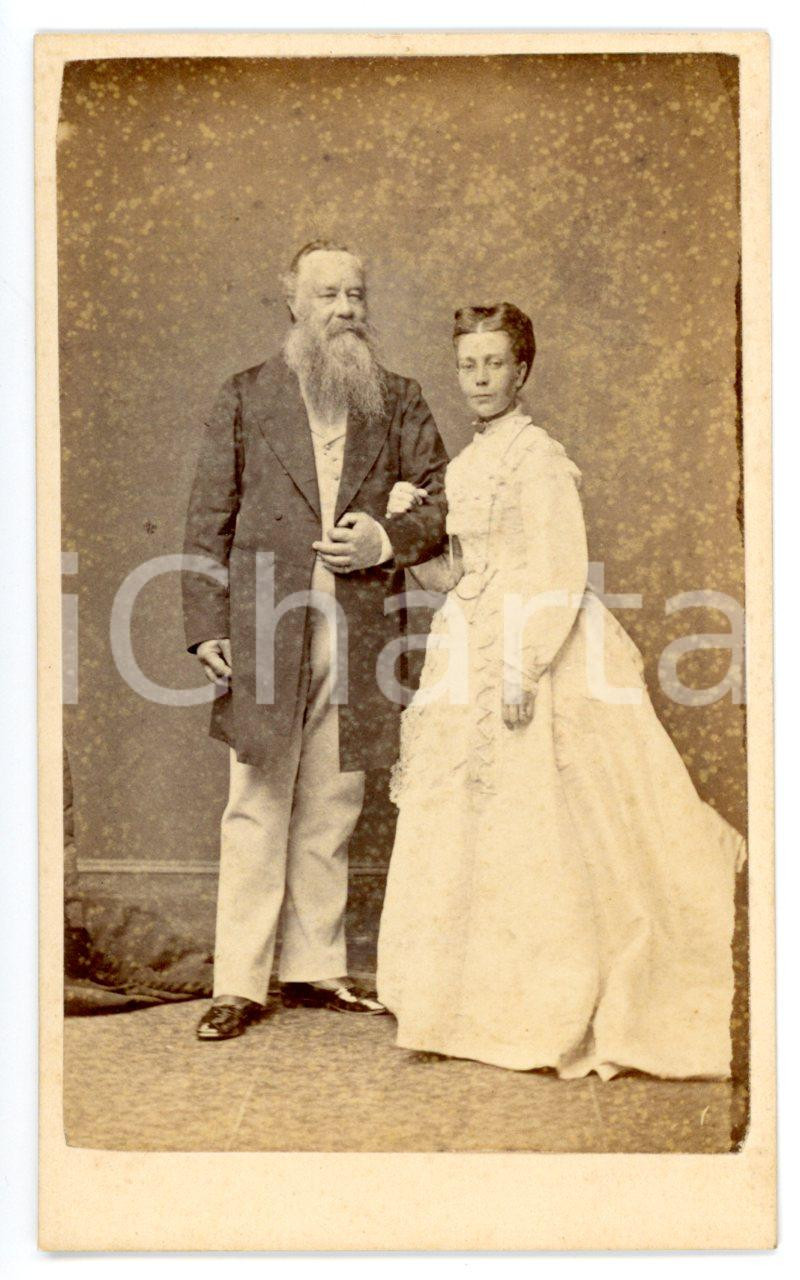 Fotografia d epoca originale 1865 ca LONDON  ISLINGTON Coppia di coniugi in abito da passeggio Foto TURNER 1