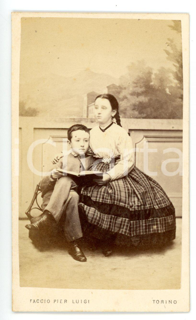 1870 ca TORINO Coppia di fratelli in lettura *Foto Pier Luigi FACCIO - CDV