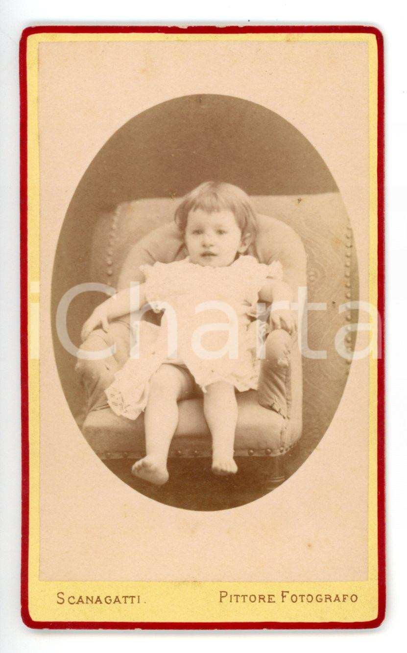 Fotografia d epoca originale 1880 ca TORINO Ritratto di bambina su una seggiola Foto SCANAGATTI  CDV 1