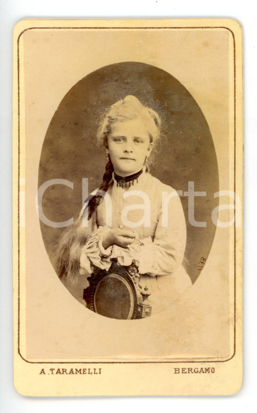 Fotografia d epoca originale 1970 ca BERGAMO Ritratto di fanciulla con la treccia Foto Andrea TARAMELLI CDV 1