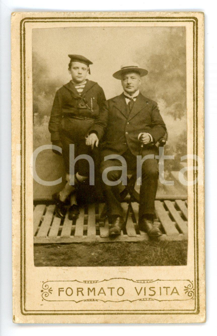Fotografia d epoca originale 1900 ca ITALIA Ritratto di padre con figlio vestito da marinaretto Foto CDV 1
