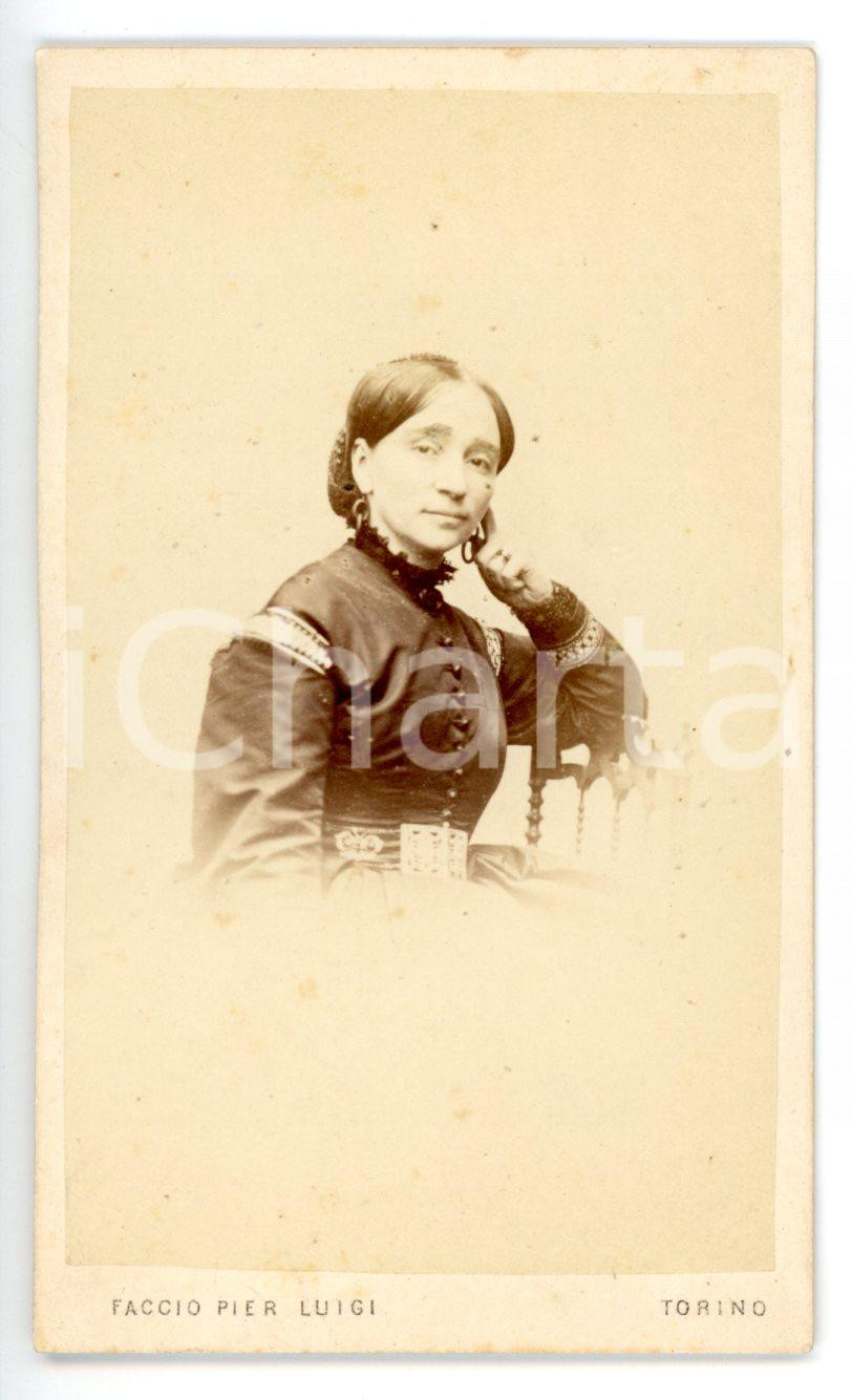 Fotografia d epoca originale 1870 ca TORINO Ritratto di donna in abito ricamato Foto Pier Luigi Faccio  CDV 1