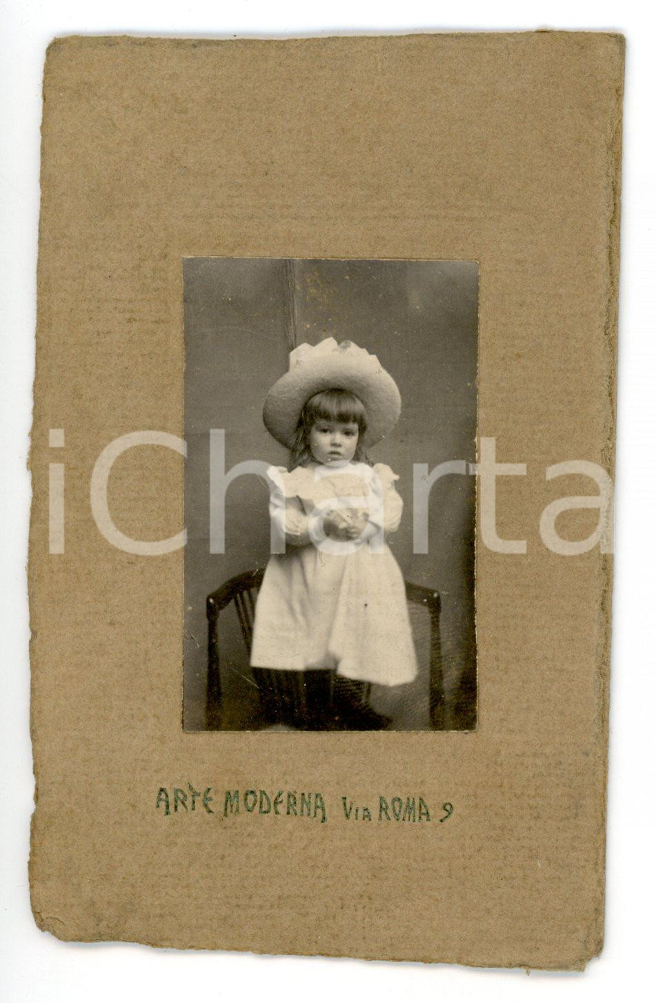 Fotografia d epoca originale 1900 ca TORINO Ritratto di bambina in abito chiaro e cappello Foto ARTE MODERNA 1