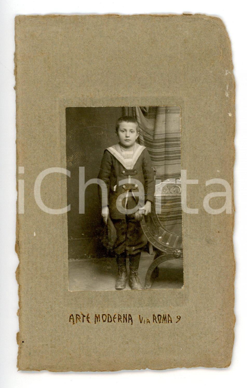 Fotografia d epoca originale 1900 ca TORINO Ritratto di bambino in divisa collegiale Foto ARTE MODERNA  CDV 1