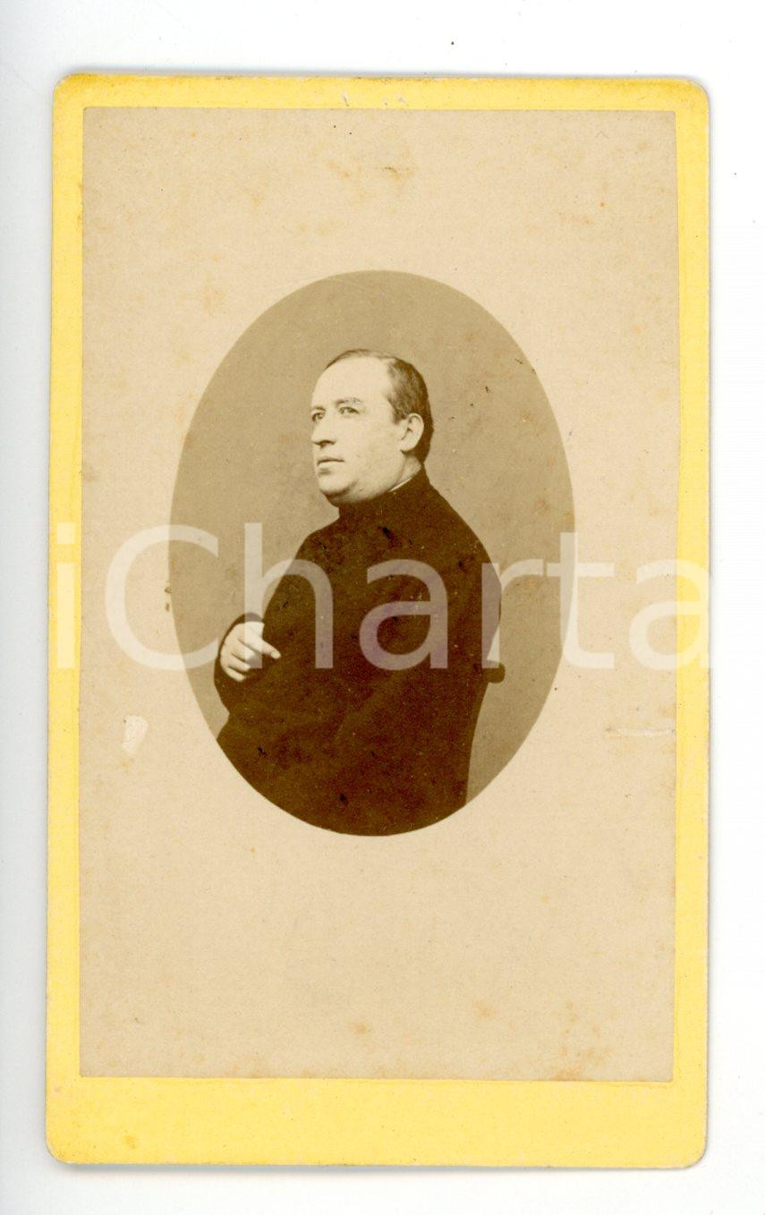 Fotografia d epoca originale 1870 ca SAVIGLIANO CN Ritratto di sacerdote in veste talare Foto V. FORTE CDV 1