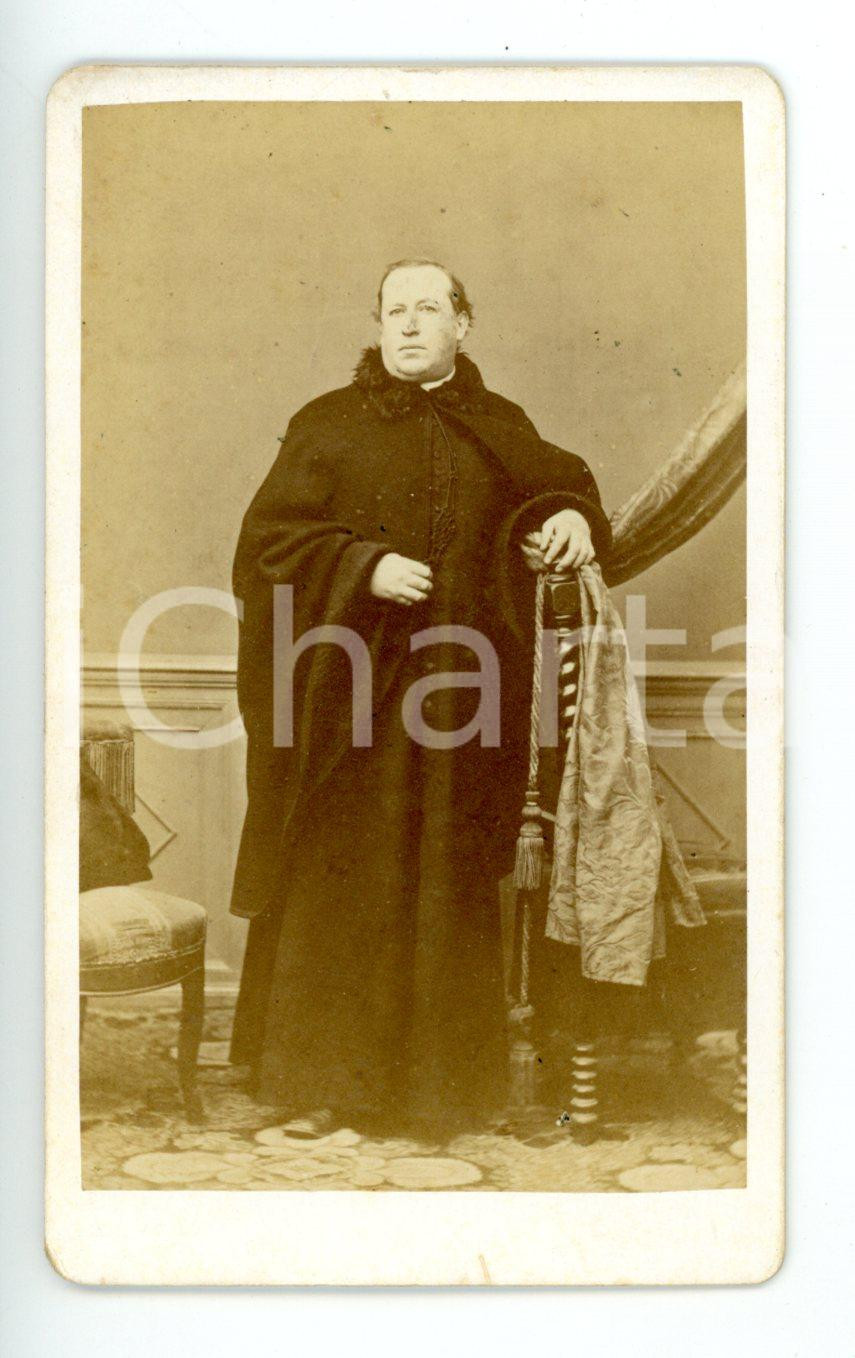 Fotografia d epoca originale 1870 ca SAVIGLIANO Ritratto di sacerdote con collo in pelliccia Foto FORTE CDV 1