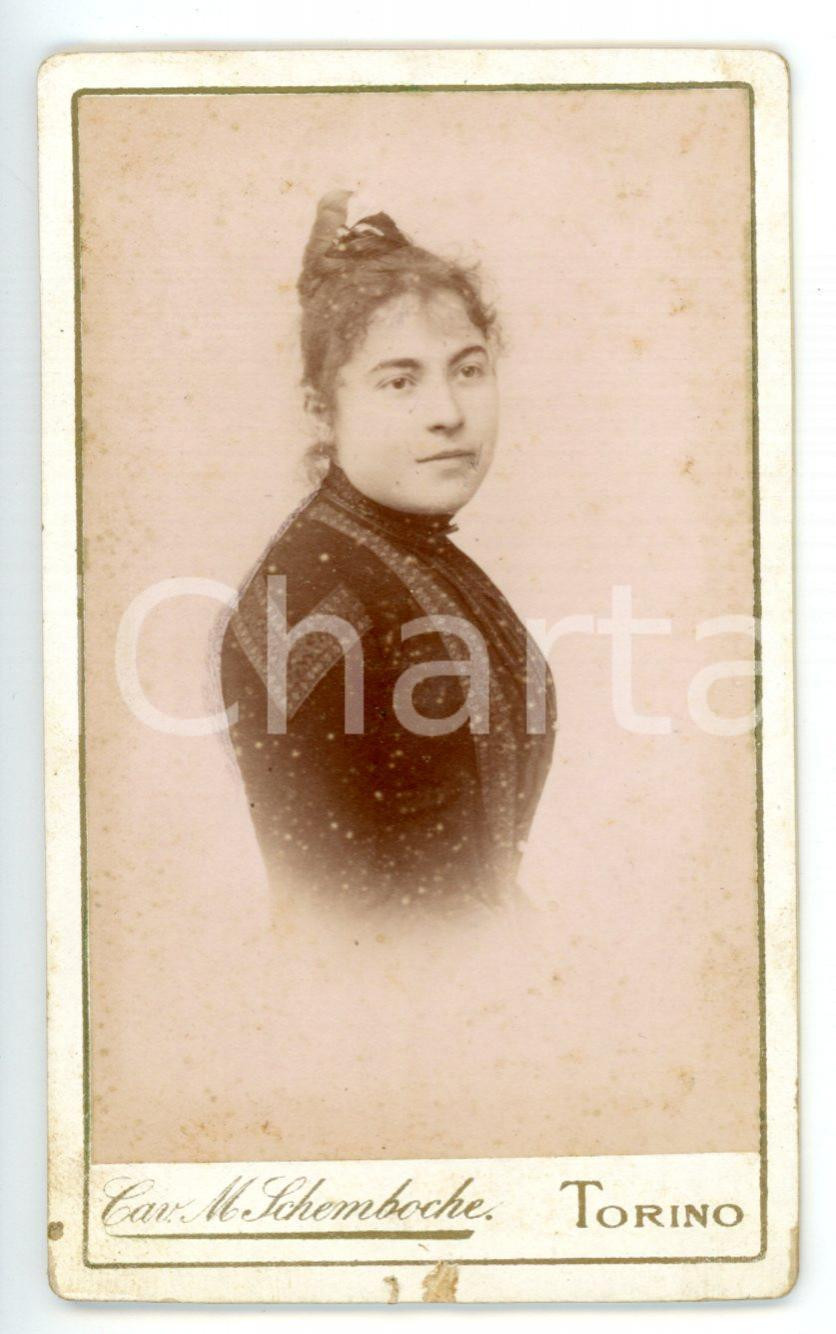 Fotografia d epoca originale 1885 ca TORINO Giovane donna in abito scuro ricamato Foto SCHEMBOCHE  CDV 1