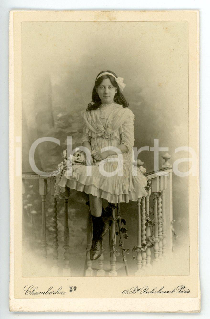 Fotografia d epoca originale 1900 ca PARIS Ritratto di fanciulla con ramo di fiori Foto CHAMBERLIN  CDV 1