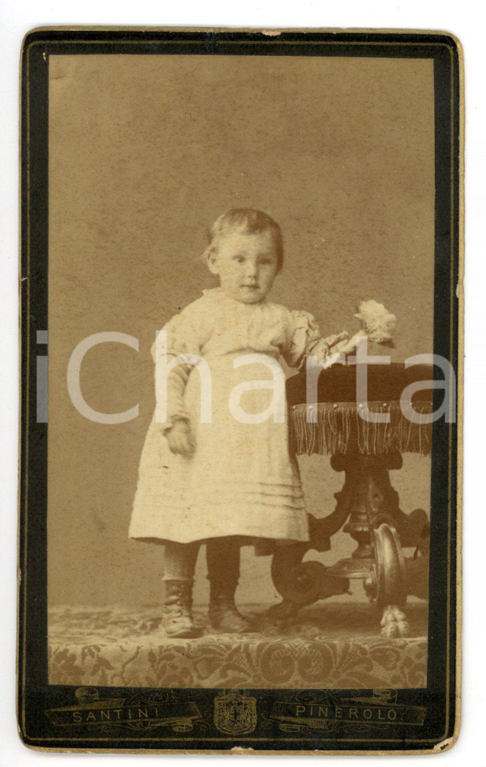 1890 ca PINEROLO (TO) Ritratto di bambina con mazzo di fiori *Foto SANTINI - CDV
