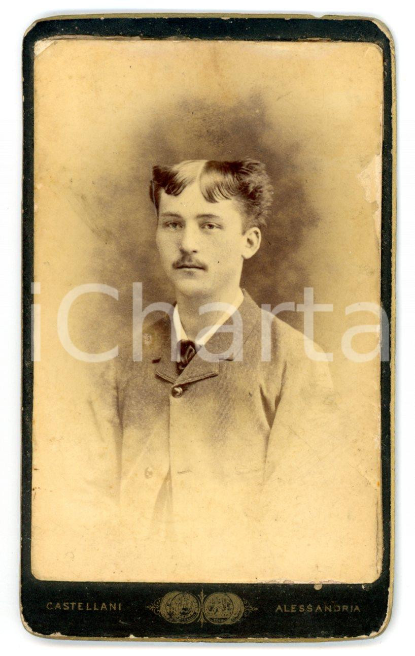 Fotografia d epoca originale 1880 ca ALESSANDRIA Ritratto di giovane uomo con soprabito Foto CASTELLANI CDV 1