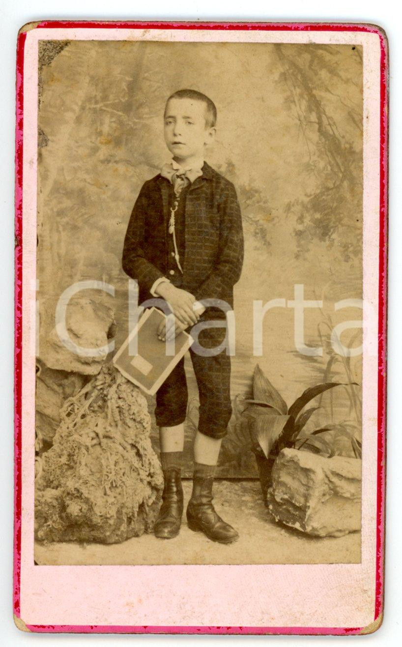 Fotografia d epoca originale 1880 ca SIENA Bambino in divisa collegiale con quaderno Foto NAZIONALE  CDV 1