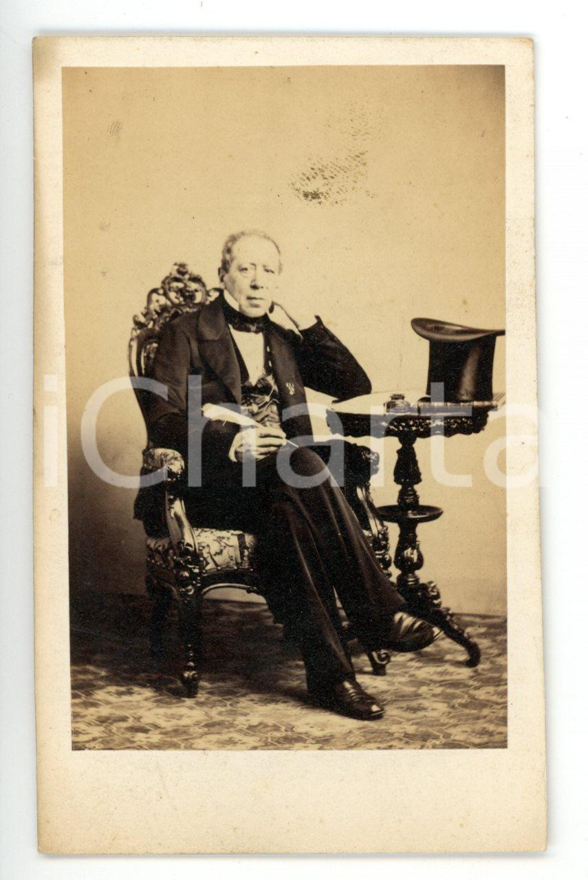 Fotografia d epoca originale 1870 ca TORINO Ritratto di studioso con calamaio e penna d oca Foto MAZZOCCA 1