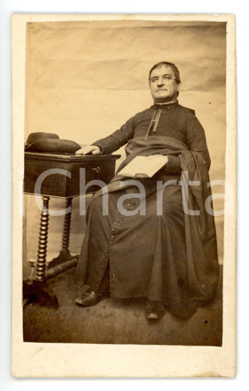 Fotografia d epoca originale 1870 ca ITALIA Ritratto di sacerdote con breviario Fotografia CDV 1
