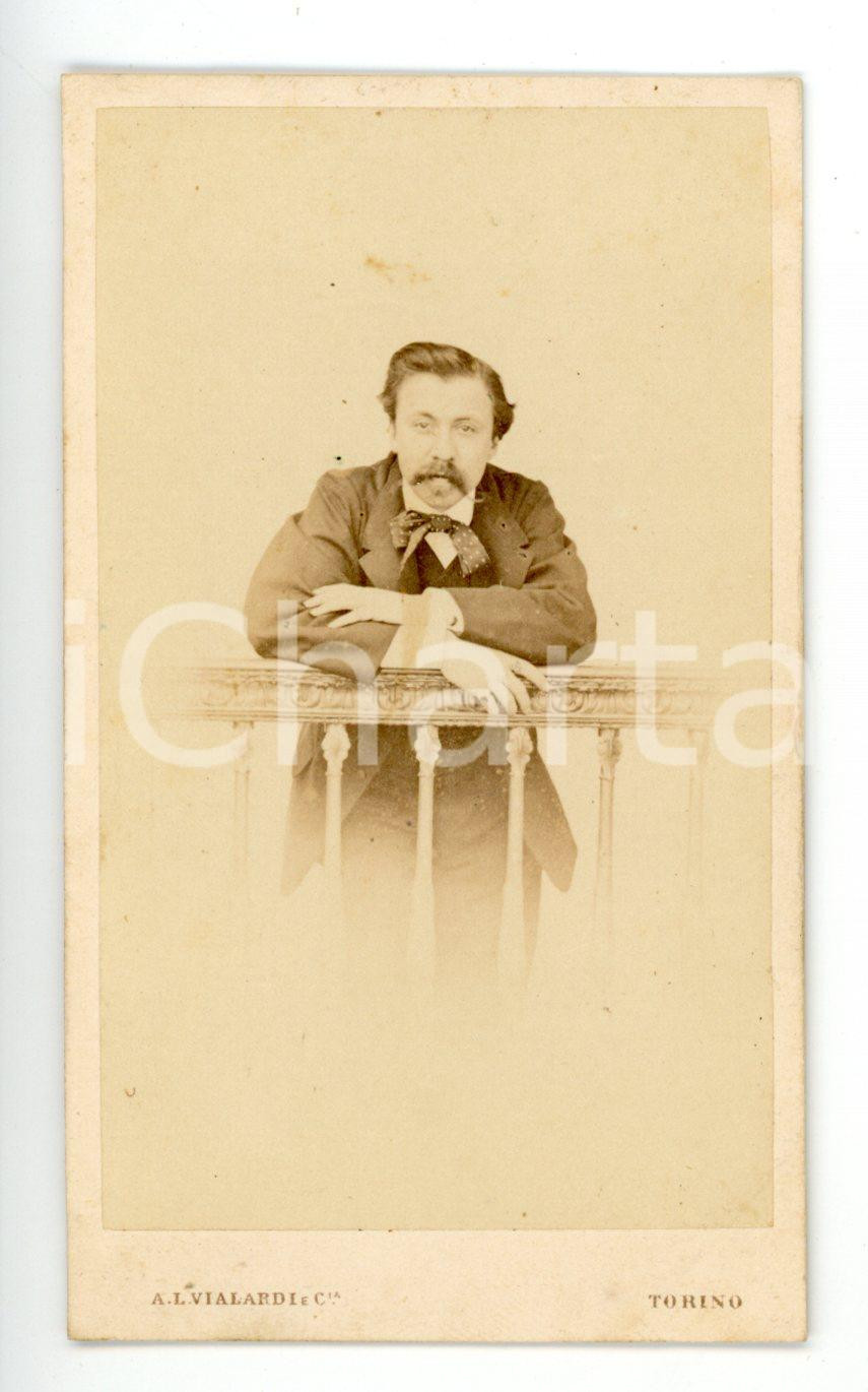 Fotografia d epoca originale 1870 ca TORINO Ritratto maschile alla balaustra Foto A. L. VIALARDI  CDV 1