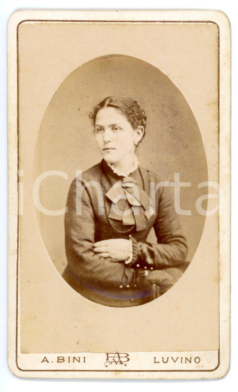 Fotografia d epoca originale 1880 ca LUVINO LUINO Ritratto di donna con abito ricamato Foto A. BINI  CDV 1