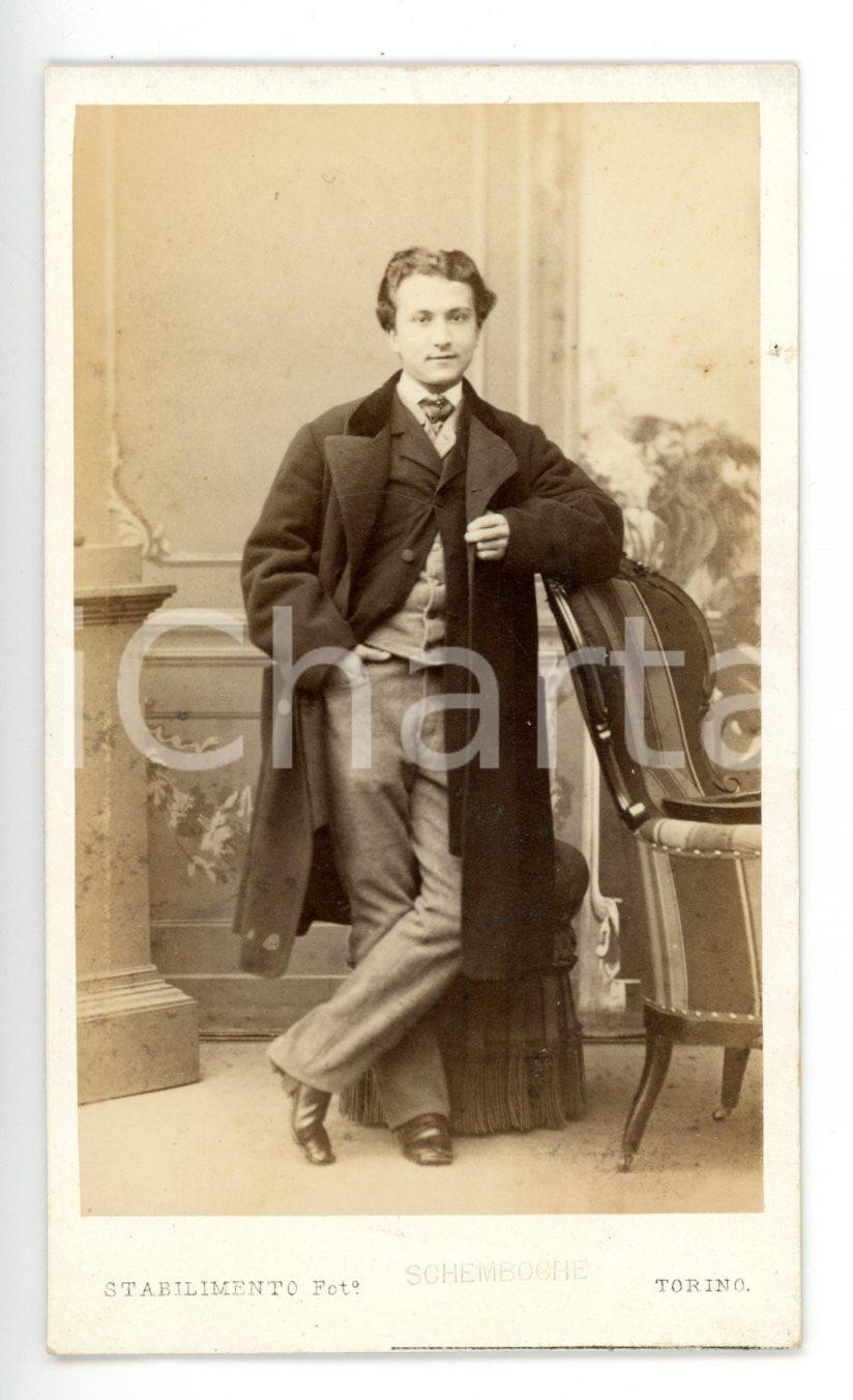 Fotografia d epoca originale 1865 ca TORINO Ritratto di giovane uomo con cappotto scuro Foto SCHEMBOCHE CDV 1