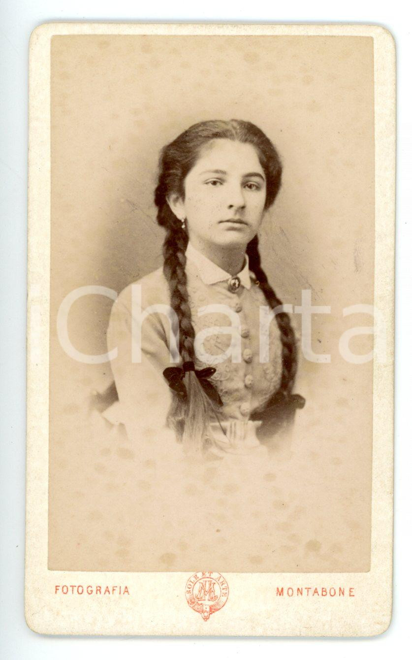 Fotografia d epoca originale 1875 ca TORINO Ritratto di fanciulla con le trecce Foto Luigi MONTABONE  CDV 1