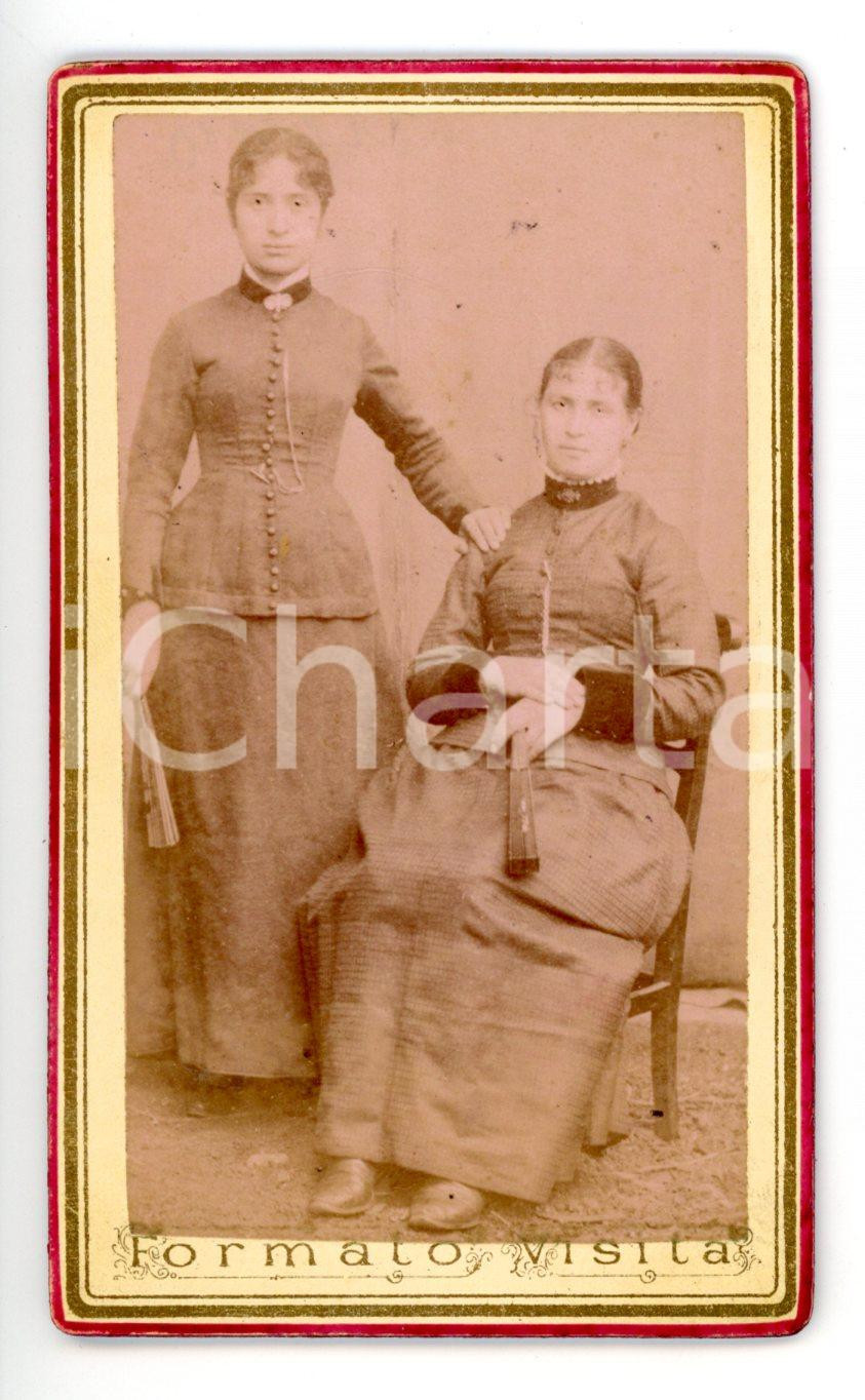Fotografia d epoca originale 1880 ca MILANO Coppia di gemelle in abito da passeggio Foto Angelo AUREGGI CDV 1