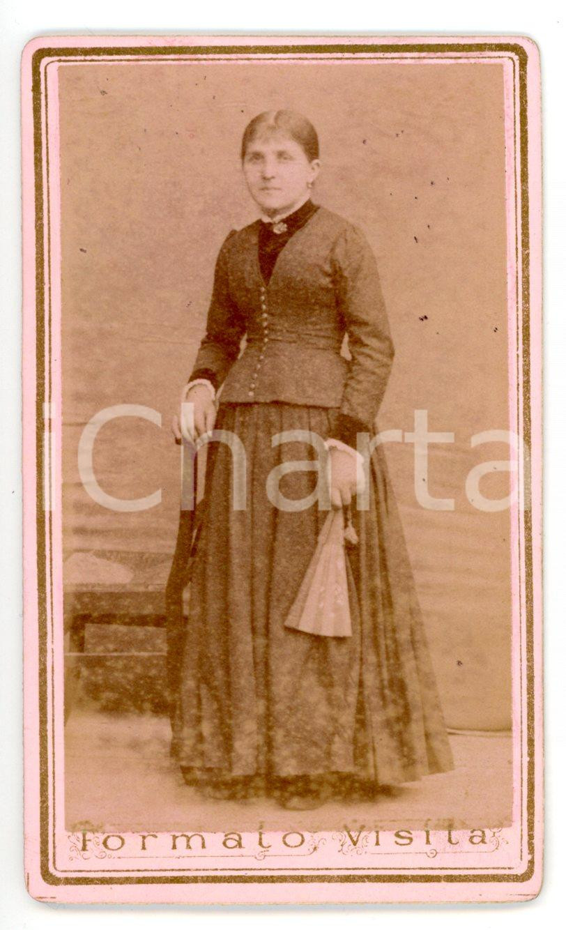 Fotografia d epoca originale 1880 ca MILANO Ritratto di donna in abito da passeggio Foto Angelo AUREGGI CDV 1