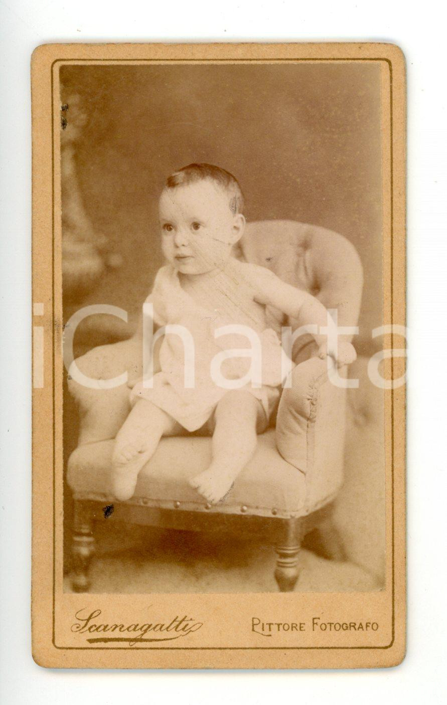Fotografia d epoca originale 1880 ca TORINO Bambino in abito bianco su una seggiola Foto SCANAGATTI  CDV 1