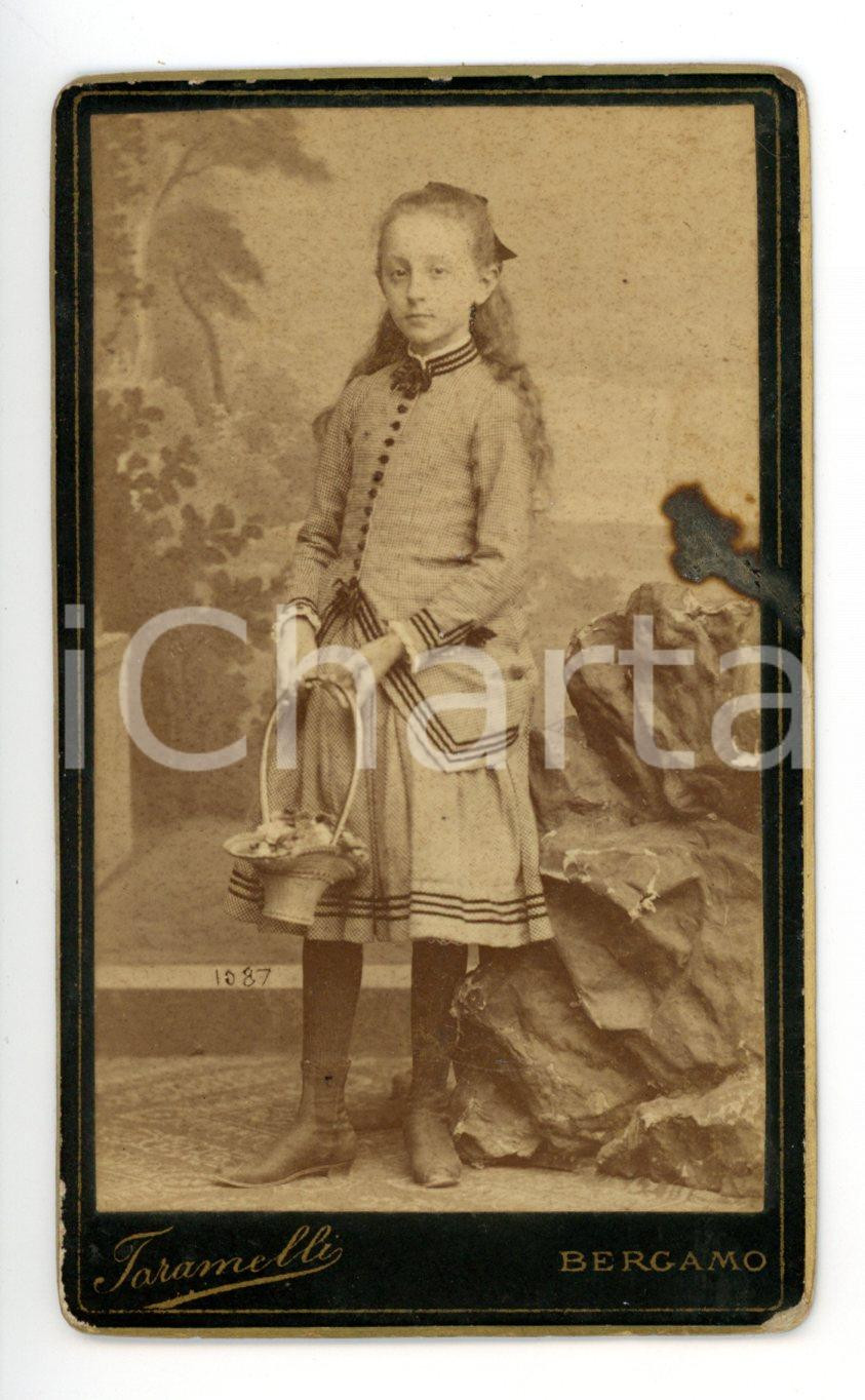Fotografia d epoca originale 1880 ca BERGAMO Ritratto di fanciulla con cestino di fiori Foto TARAMELLI  CDV 1