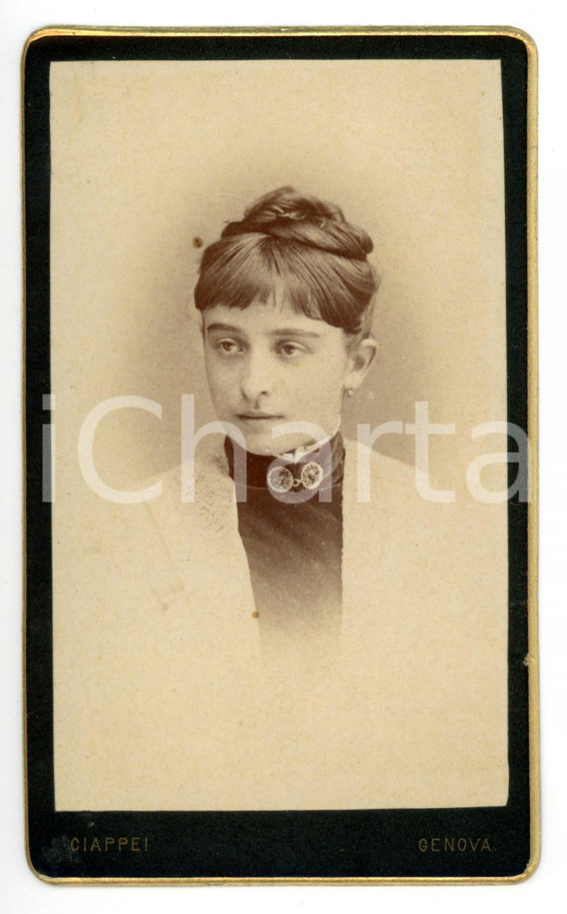 Fotografia d epoca originale 1900 ca GENOVA Ritratto di giovane donna con spilla al collo Foto CIAPPEI  CDV 1