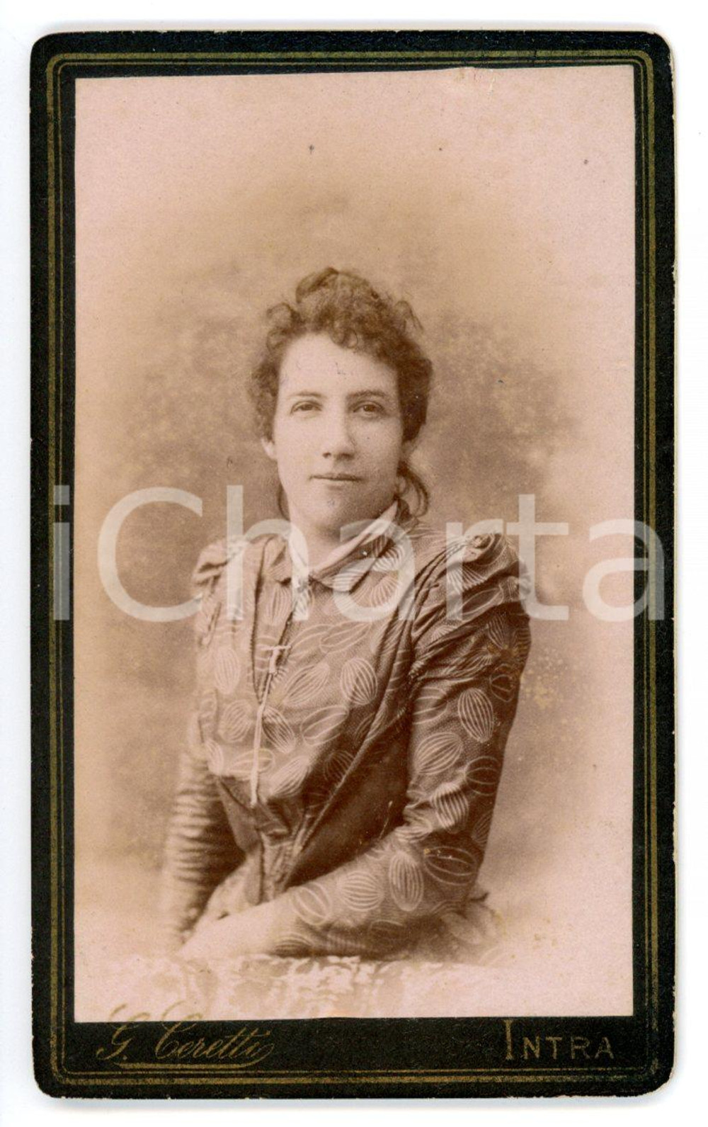 1900 ca VERBANIA - INTRA Giovane donna in abito decorato *Foto G. CERETTI - CDV