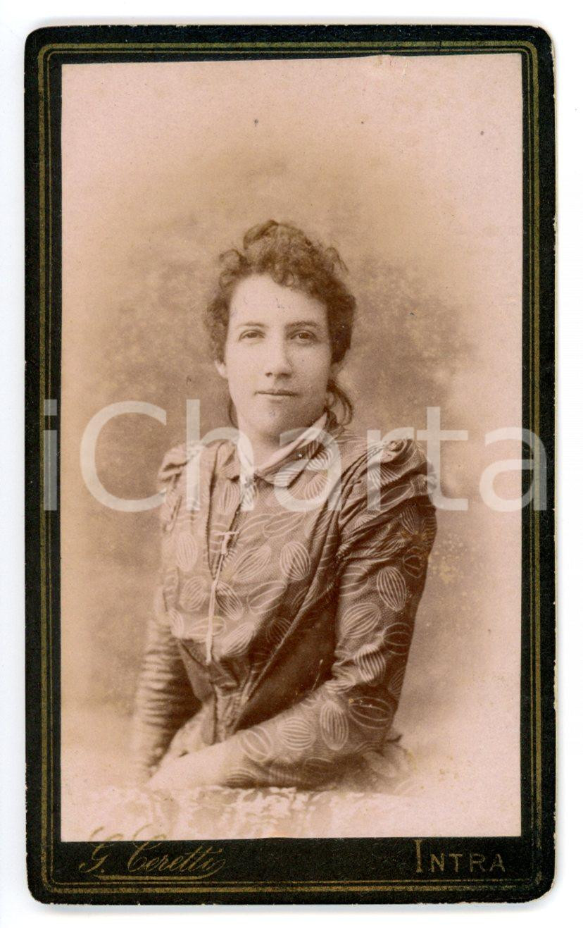 Fotografia d epoca originale 1900 ca VERBANIA  INTRA Giovane donna in abito decorato Foto G. CERETTI  CDV 1