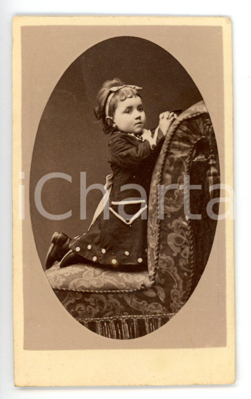 Fotografia d epoca originale 1870 ca SAVONA Ritratto di bambina in preghiera Foto G. FAZZI  CDV 1