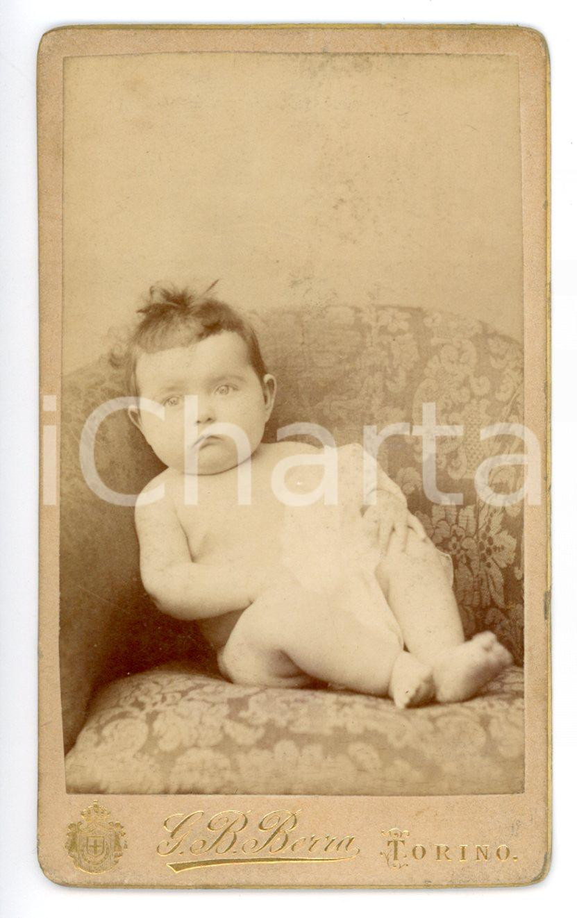 Fotografia d epoca originale 1900 ca TORINO Bambino di pochi mesi su un divano Foto G. B. BERRA  CDV 1