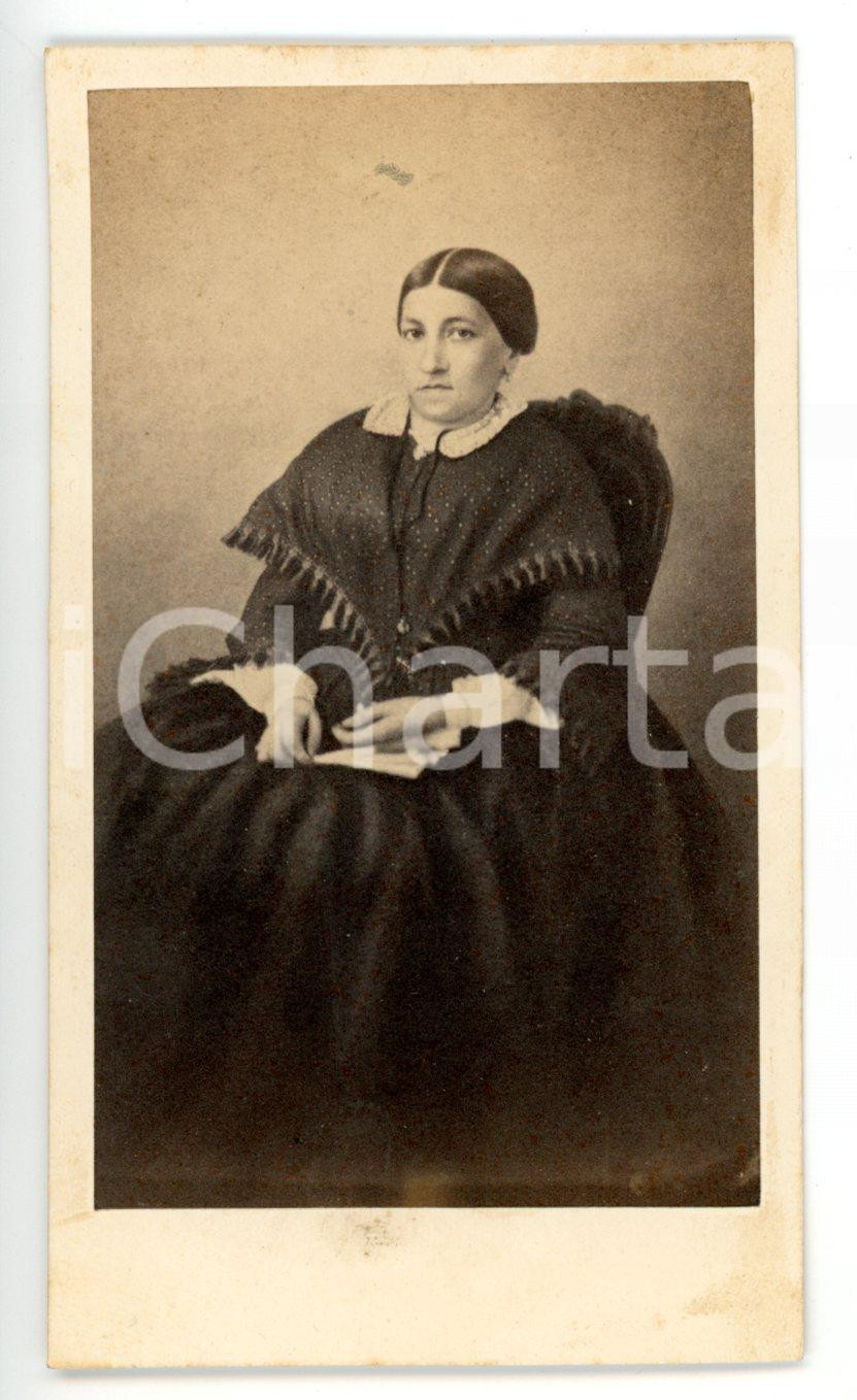 Fotografia d epoca originale 1870 ca TORINO Ritratto di donna in abito da passeggio Foto A. MEYLAN  CDV 1