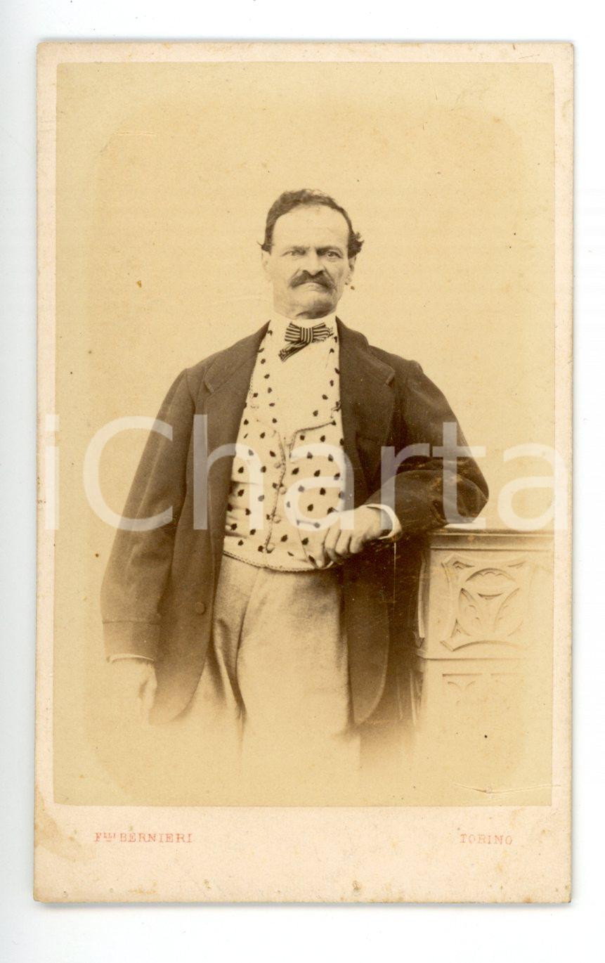Fotografia d epoca originale 1865 ca TORINO Ritratto maschile con panciotto decorato Foto F.lli BERNIERI CDV 1