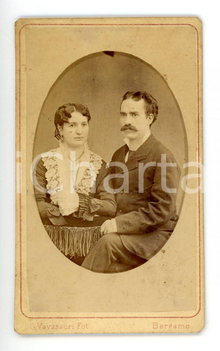 Fotografia d epoca originale 1880 ca BERGAMO Ritratto di una coppia di sposi Fotografia G. VAVASSORI  CDV 1