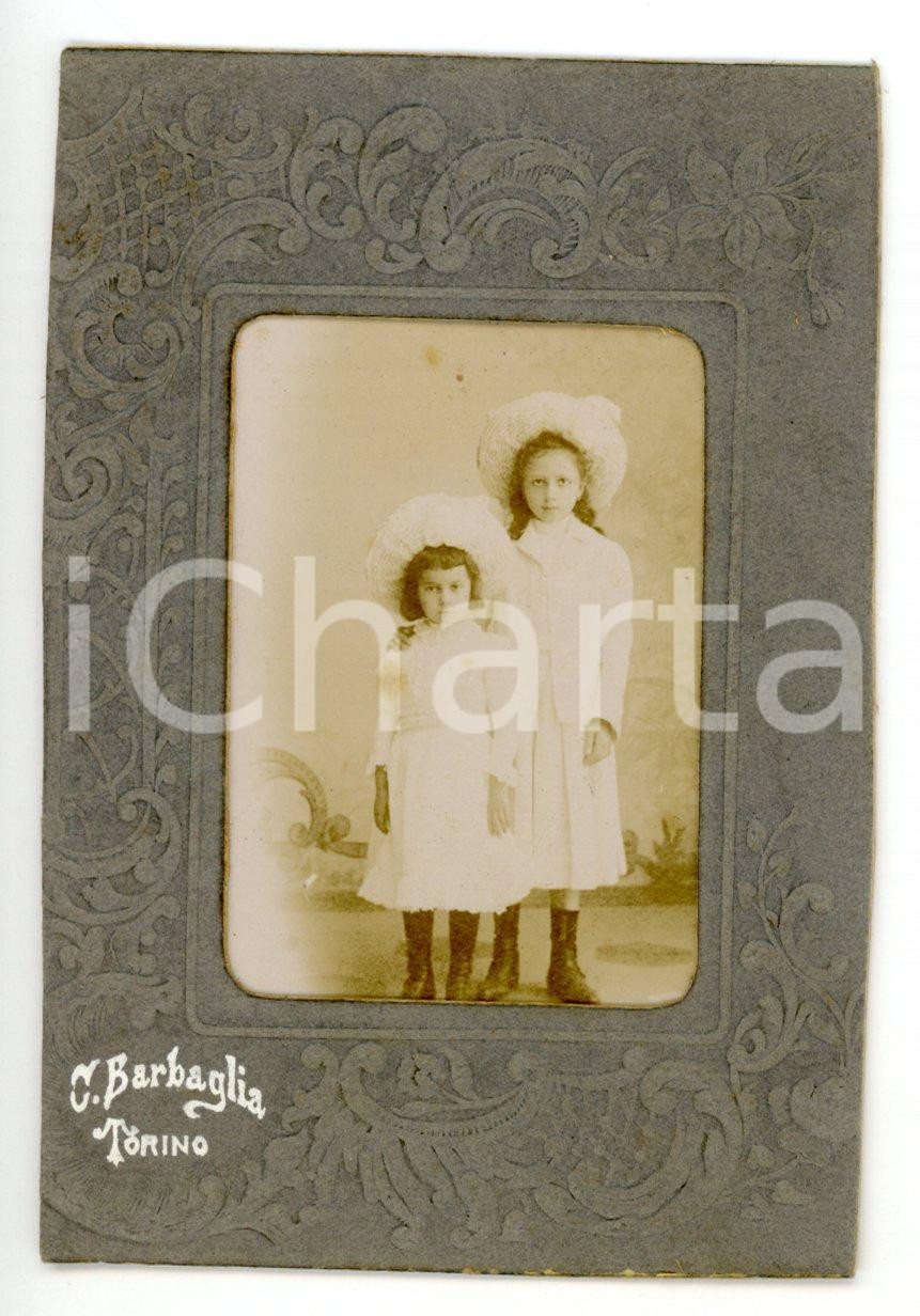 Fotografia d epoca originale 1900 ca TORINO Coppia di sorelle con lo stesso abito Foto Cesare BARBAGLIA CDV 1