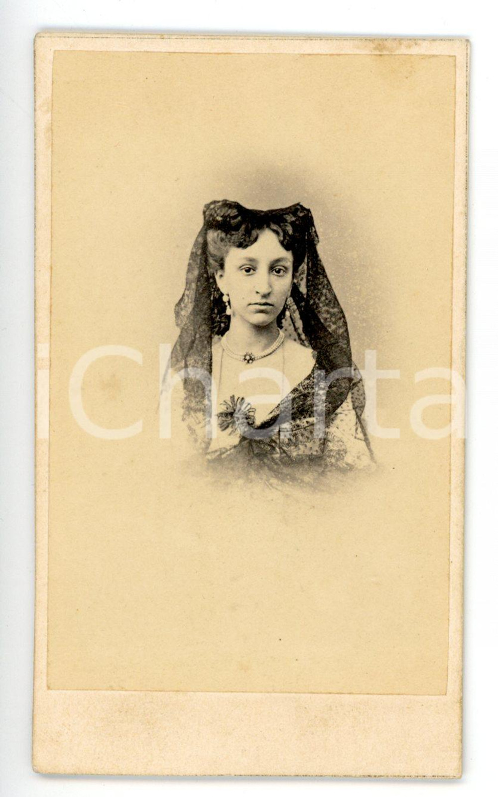 1865 ca PALERMO Giovane donna con velo ricamato e collana di perle *Foto LAISNÉ