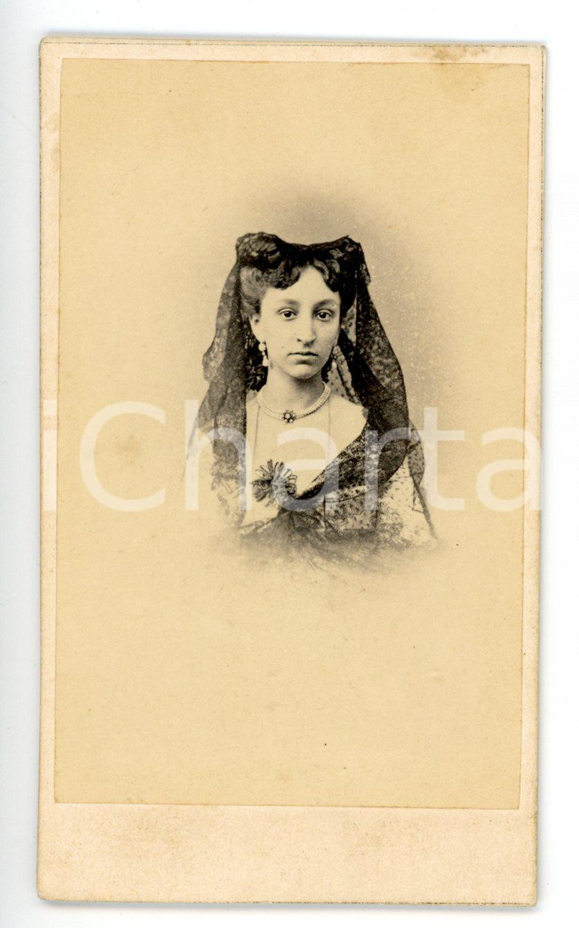 Fotografia d epoca originale 1865 ca PALERMO Giovane donna con velo ricamato e collana di perle Foto LAISNÃ‰ 1