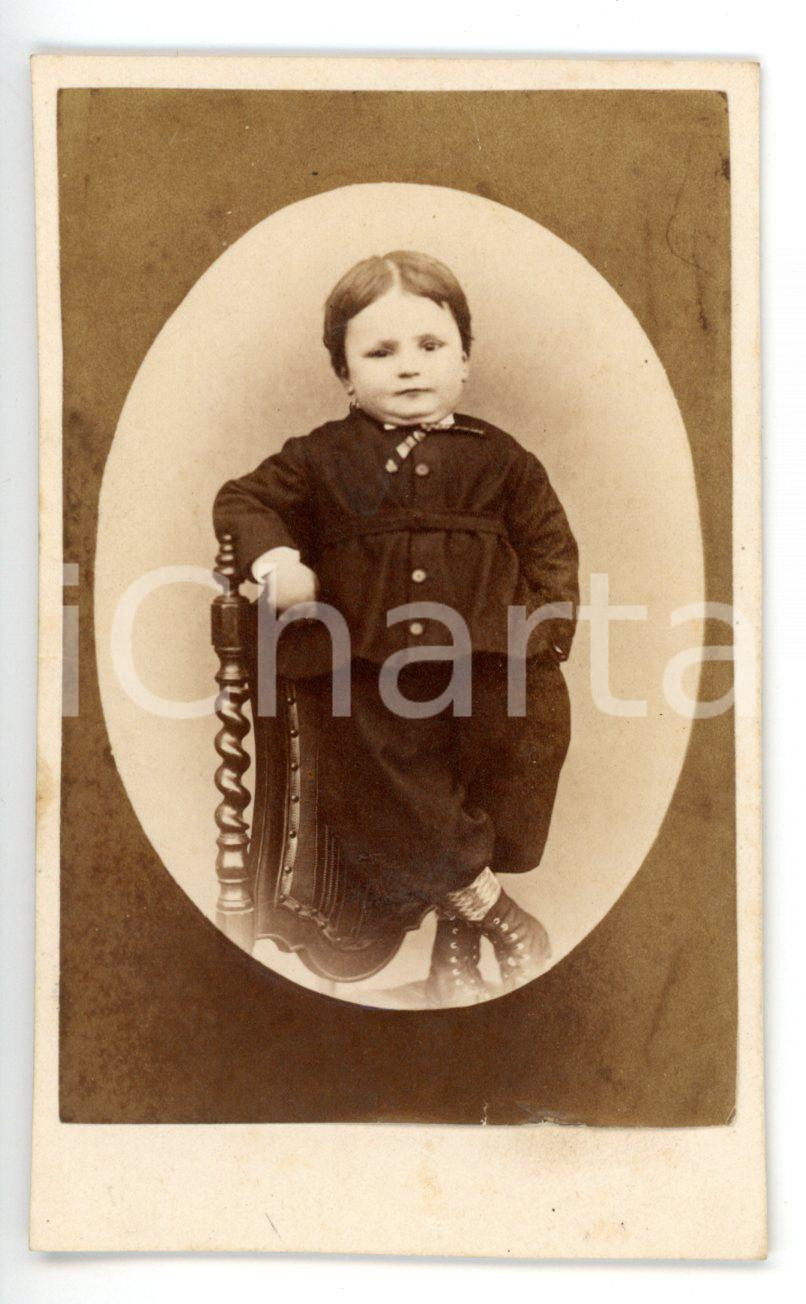 Fotografia d epoca originale 1890 ca MILANO Ritratto di bambino in abito scuro Foto NoÃ¨ VASSENA  CDV 1