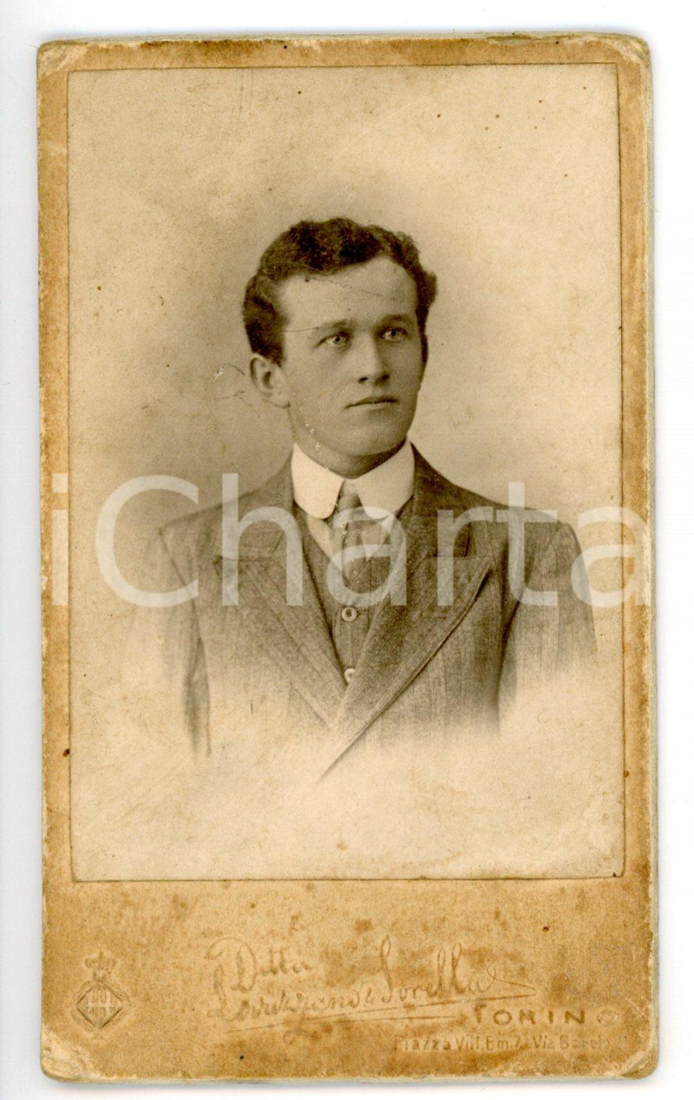 1900 ca TORINO Ritratto di Pietro CORBELLARO *Foto Fratelli LOVAZZANO - CDV Fotografia d'epoca montata su cartoncino rigido, con didascalia manoscritta al verso.FOTOGRAFO: Luigi Lovazzano e Maria Perelli Lovazzano - TorinoCONDIZIONI: FAIR (lievi macchie e sbrecciature ai margini)FORMATO: CDV    originale e autentica 1