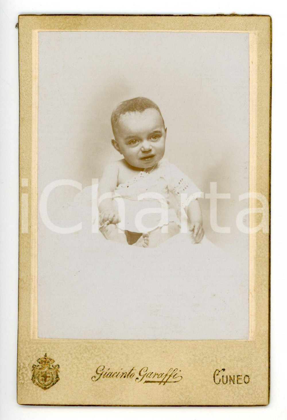 Fotografia d epoca originale 1895 CUNEO Ritratto di bambino in abito bianco Foto Giacinto GARAFFI  CDV 1