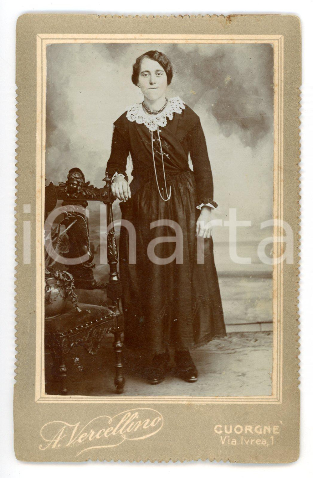 Fotografia d epoca originale 1900 ca CUORGNÃˆ Ritratto di donna con colletto in pizzo Foto VERCELLINO  CDV 1
